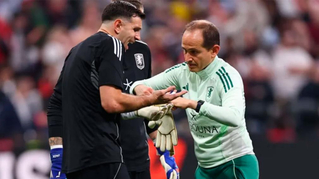 Dibu Martínez se rompió un dedo durante la entrada en calor de la final de la Europa League