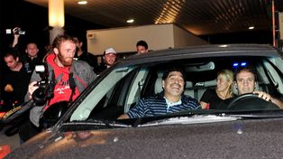 Diego llegó, fue aplaudido por La Doce y hubo escándalo y forcejeo con periodistas