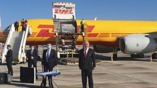 Netanyahu fue a recibir las vacunas al aeropuerto y ordenó aplicarlas en Israel desde el 27