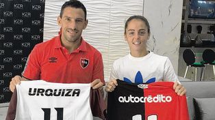 Obsequio. Maxi Rodr&iacute;guez y Mariana Larroquette intercambiaron camisetas.