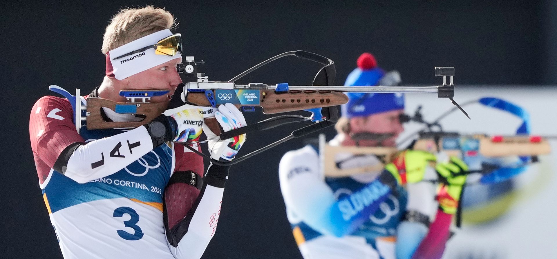 Edgars Mise, de Letonia (izquierda), compite durante la carrera de biatlón sprint de 10 kilómetros masculino en los Juegos Olímpicos de Invierno de 2026 en Anterselva, Italia, el viernes 13 de febrero de 2026. (Foto AP/Mosa'ab Elshamy) Edgars Mise, de Letonia (izquierda), compite durante la carrera de biatlón sprint de 10 kilómetros masculino en los Juegos Olímpicos de Invierno de 2026 en Anterselva, Italia, el viernes 13 de febrero de 2026. (Foto AP/Mosa'ab Elshamy)
