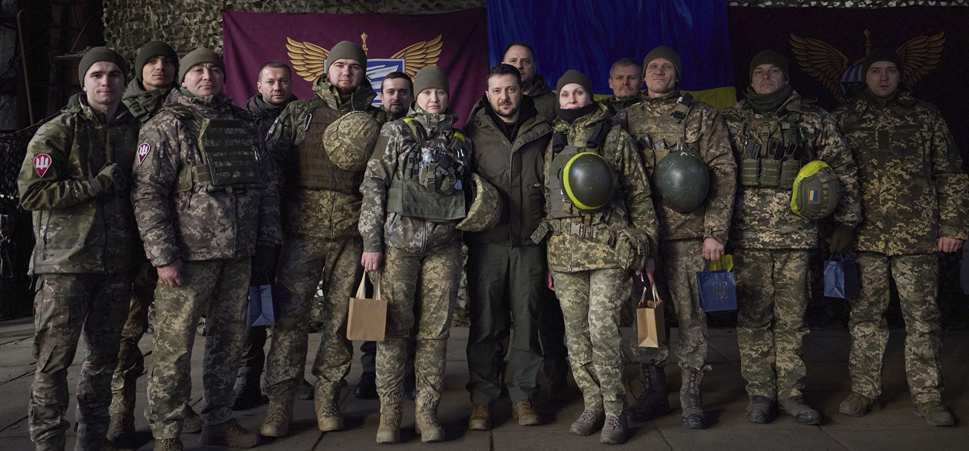 Soldados ucranianos posan para una foto con el presidente Volodymyr Zelenskyy, en el centro, durante su visita a Sloviansk, región de Donbas, Ucrania, el martes 6 de diciembre de 2022. (Oficina de Prensa Presidencial de Ucrania vía PA)
