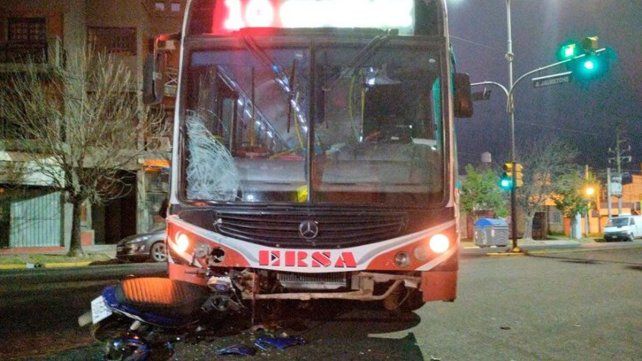 Paraná: un hombre sufrió graves heridas en un choque contra un colectivo