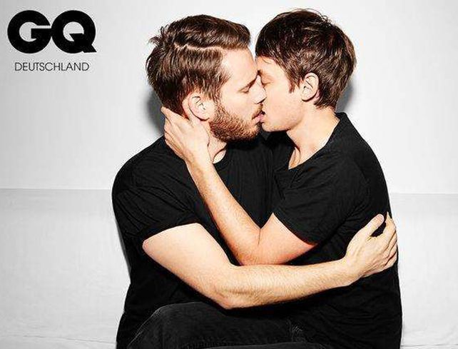 Hombres heterosexuales se besan en una campaña contra la homofobia