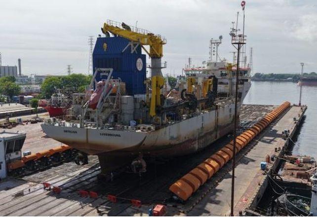 La draga Ortelius de Jan De Nul inició tareas de mantenimiento en Tandanor