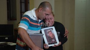 Abrazados a las cenizas de su hijo, la familia Sueldo pidió justicia en tribunales