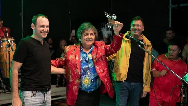 Cacho Deicas recibió el reconocimiento de parte del concejal Ore y el intendente Raimundo.