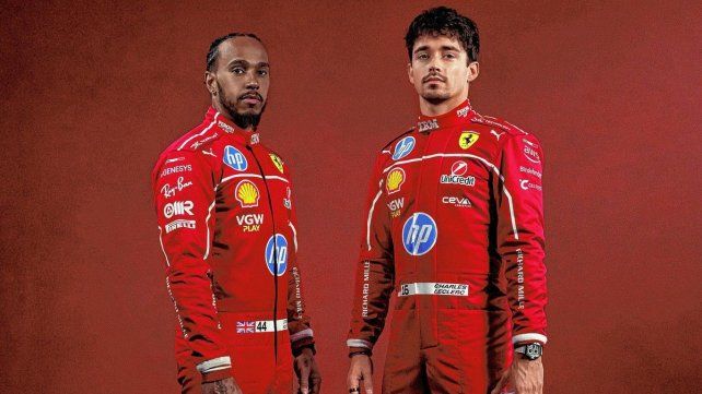 Hamilton y Leclerc posaron juntos con la indumentaria de Ferrari
