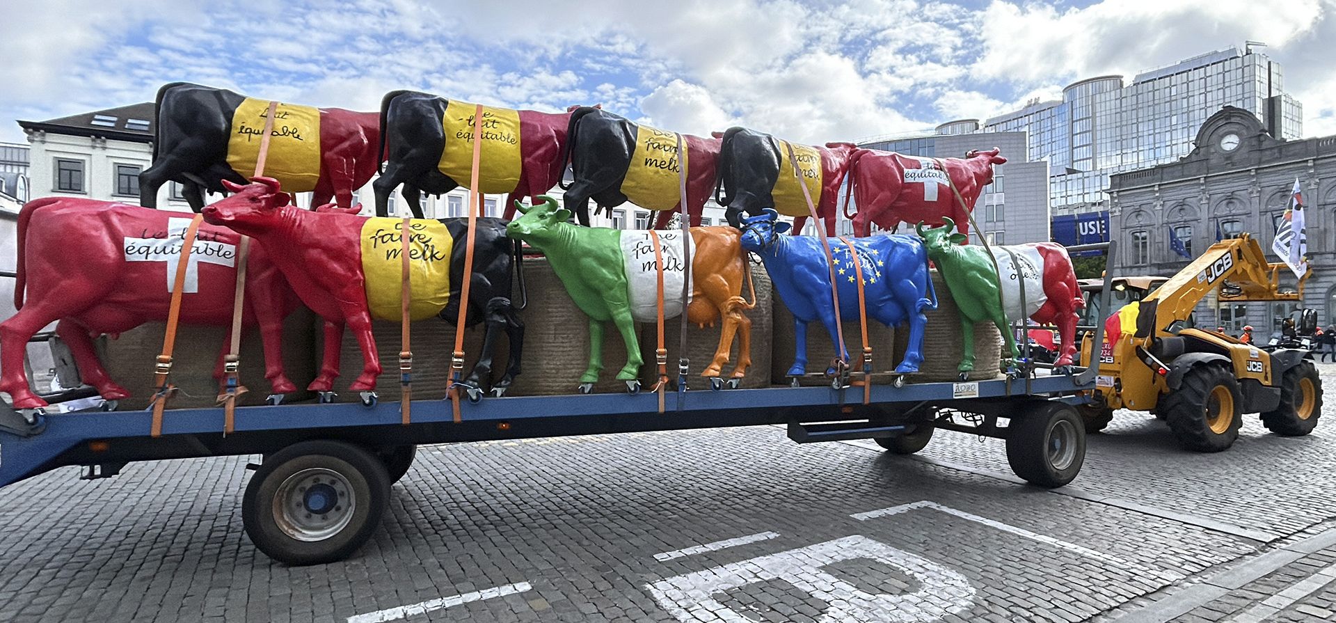 Un tractor tira de un remolque lleno de vacas de plástico antes de una protesta de agricultores fuera de una reunión de ministros de agricultura de la UE en Bruselas, el lunes 27 de mayo de 2024. (Foto AP/Mark Carlson) Un tractor tira de un remolque lleno de vacas de plástico antes de una protesta de agricultores fuera de una reunión de ministros de agricultura de la UE en Bruselas, el lunes 27 de mayo de 2024. (Foto AP/Mark Carlson)