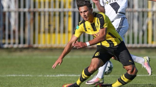 La escalofriante fractura que sufrió un futbolista de 18 años en Europa La escalofriante fractura que sufrió un futbolista de 18 años en Europa