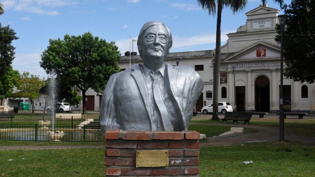 Asoma en el oeste. El busto del ex presidente Néstor Kirchner fue instalado en Mendoza y Provincias Unidas.