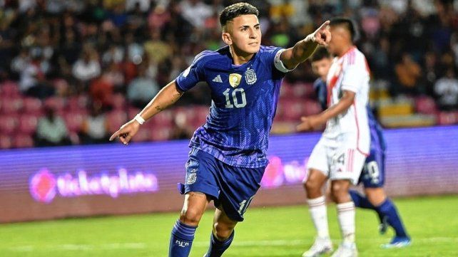 Thiago Almada festeja el gol de la Argentina.