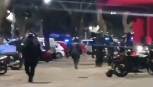 Policías en la puerta de la entidad del Parque a punto de ingresar a las instalaciones. (Imagen de video)