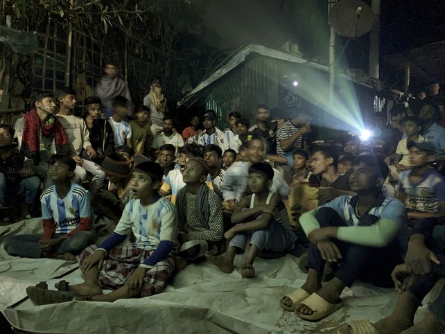 Ni&ntilde;os refugiados rohingyas ven una transmisi&oacute;n del partido entre Holanda y Argentina en un proyector en el campo de refugio del distrito de Cox's Bazar. &nbsp;