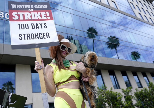 Phoebe Price muestra su adhesión a la huelga frente a la sede de Netflix.
