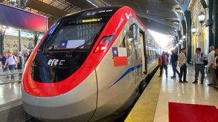 El tren más rápido de Sudamérica, este viernes, durante su inauguración en Santiago, capital chilena.