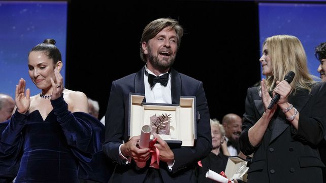 El realizador sueco Ruben Ostlund agradece tras recibir la Palma de Oro del Festival de Cannes por su sátira Triangle of Sadness.