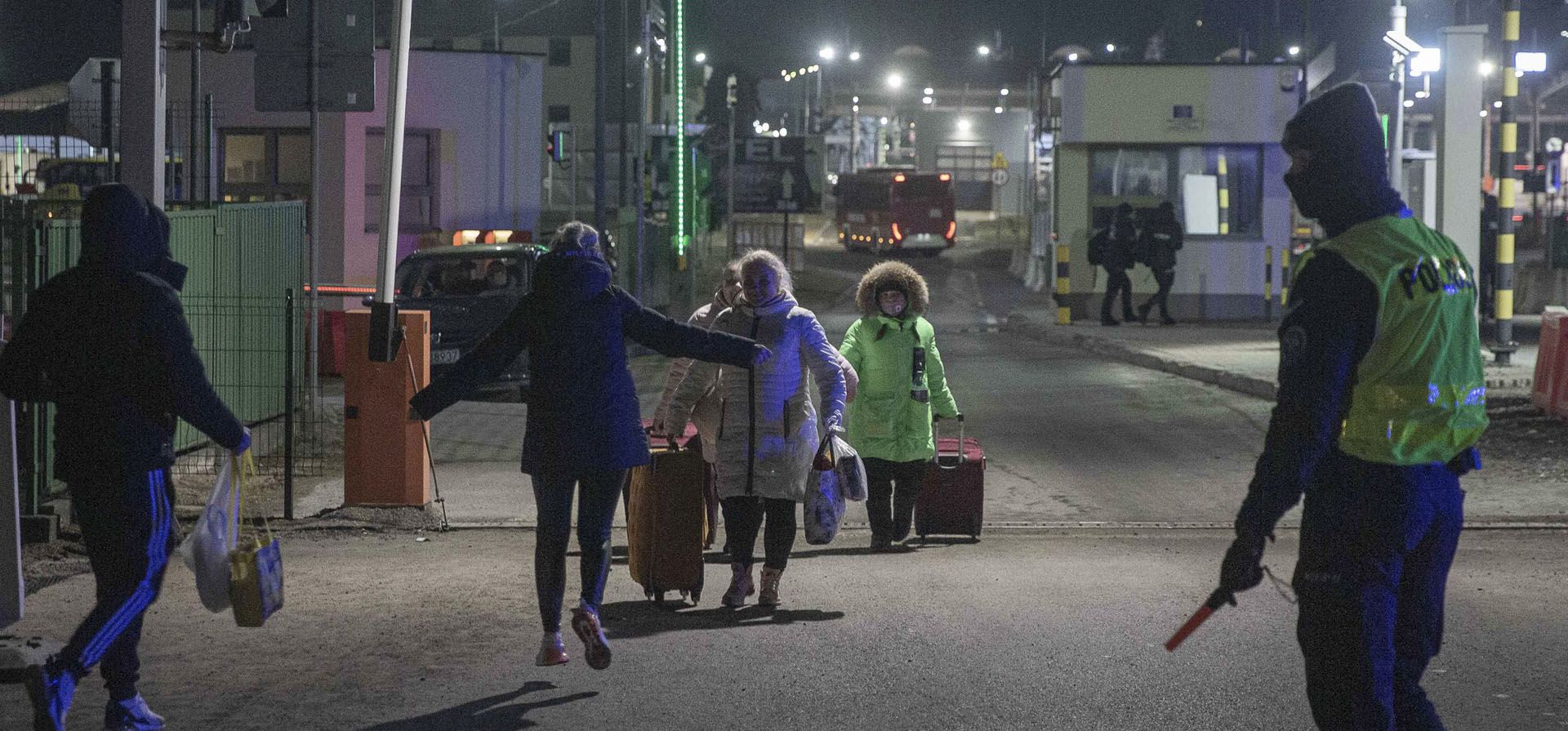 Una familia ucraniana se reúne en el cruce fronterizo de Medyka en Polonia. La ONU ha estimado que el conflicto podría producir hasta 4 millones de refugiados, dependiendo de cuánto tiempo continúe la invasión.