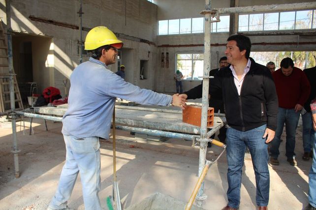 El obrero de la construcción saluda al precandidato.&nbsp;