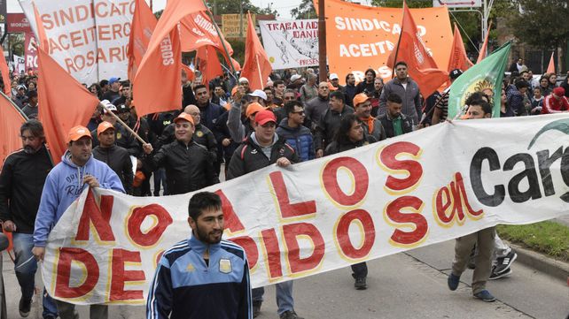 Movilización. Una masiva marcha en Villa Gobernador Gálvez respaldó a los obreros aceiteros.&nbsp;