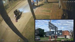 Motochorros captados por cámaras mientras asaltaban a dos jóvenes para robarle su moto.