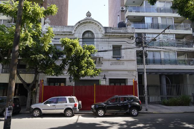 En Mendoza al 500 un vallado con un cartel ya tapan el histórico inmueble.