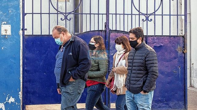 Gestos de dolor y consternación entre los familiares de Sergio Varisco al salir de la clínica