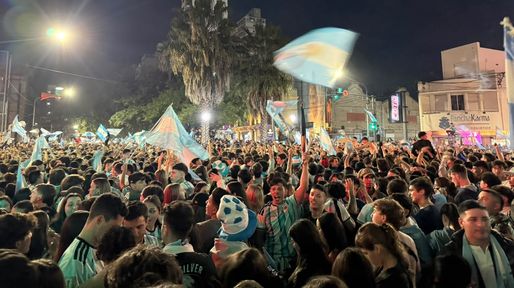 Santa Fe volvió a desatar una fiesta tras el histórico triunfo ante Inglaterra: miles de hinchas coparon las calles de la ciudad