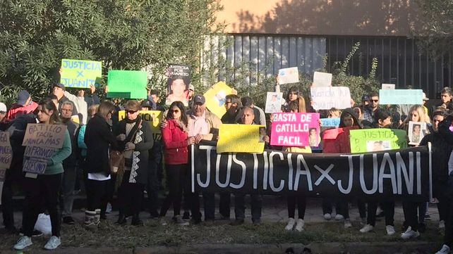 Se hicieron ver. Familiares y allegados a la víctima estuvieron frente a los Tribunales de San Lorenzo.