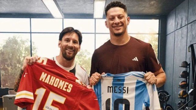 Lionel Messi con la camiseta de los Kansas Chiefs.