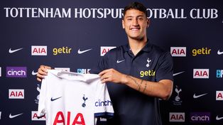 Alejo Veliz muestra la camiseta del Tottenham, club con el que firmó contrato hasta 2029.