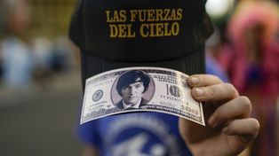 Los seguidores de Javier Milei confluyen en el porteño Hotel Libertador.