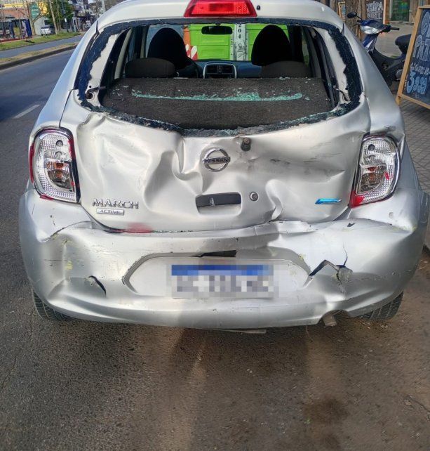 El choque destrozó la parte trasera de un coche en avenida Eva Perón y Guatemala.