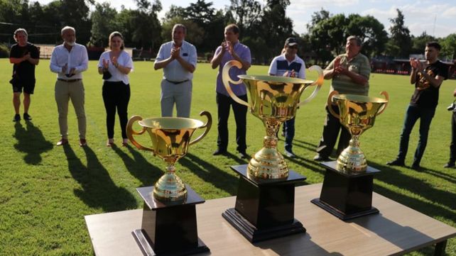 Los trofeos para el femenino . Mario Giammaría presidente de la Asociación Rosarina de Fútbol y Carlos Lanzaro