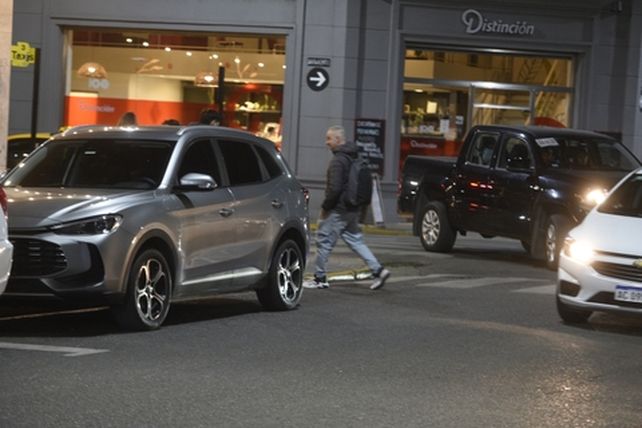 Los cordones amarillos limitan hoy el estacionamiento y
