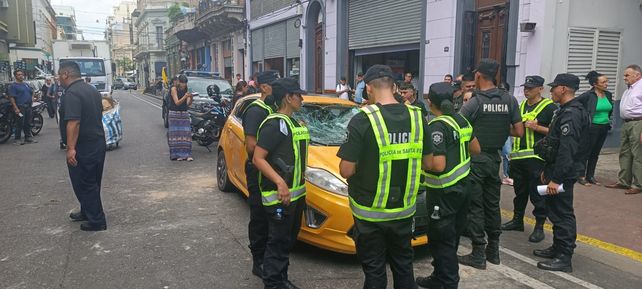 Atropelló a manifestantes y huyó, pero lo alcanzaron: le destrozaron el auto