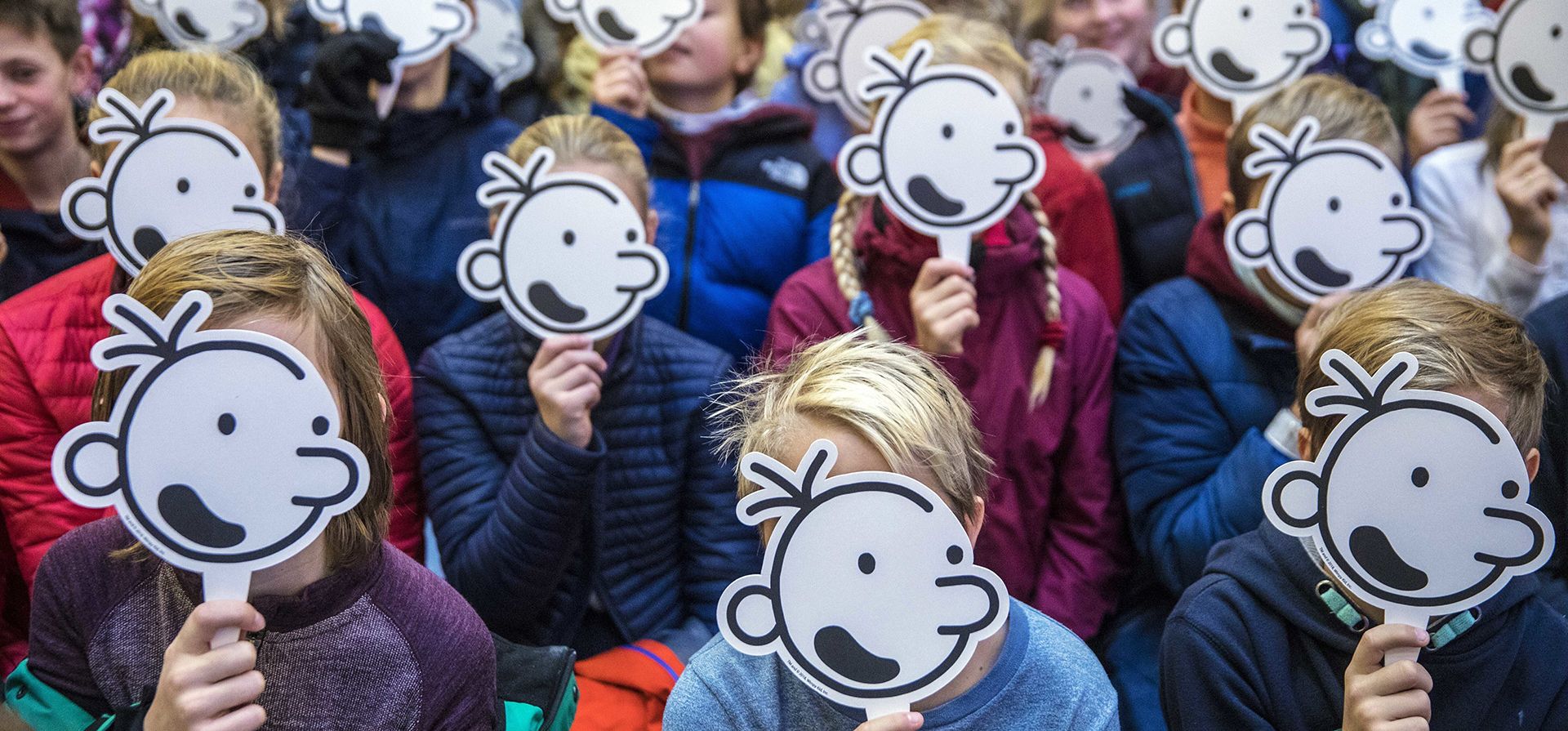 Los niños sostienen máscaras del rostro del personaje ficticio Greg Heffley durante una reunión con el caricaturista estadounidense Jeff Kinney, en la editorial Gyldendal en Oslo. (Ole Berg-Rusten/NTB scanpix vía AP) Los niños sostienen máscaras del rostro del personaje ficticio Greg Heffley durante una reunión con el caricaturista estadounidense Jeff Kinney, en la editorial Gyldendal en Oslo. (Ole Berg-Rusten/NTB scanpix vía AP)