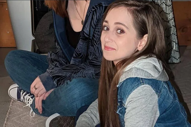La peculiar condición de una joven de 22 años que parece una niña de 8