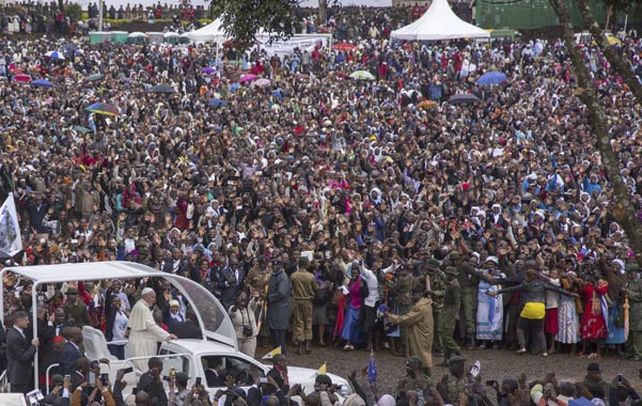Imponente.  Francisco fue aclamado por una multitud ayer al llegar al campus de la Universidad de Nairobi. (NA)