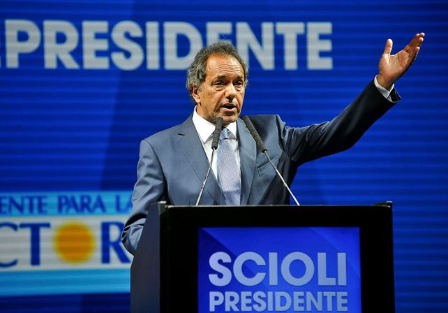 Consecuencias. Scioli atacó la propuesta económica de Macri.