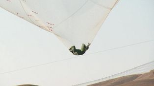 Logró un salto récord al tirarse sin paracaídas desde 7.600 metros