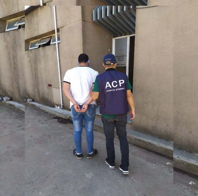 Uno de los empleados de seguridad detenidos este sábado por efectivos de la ACP.