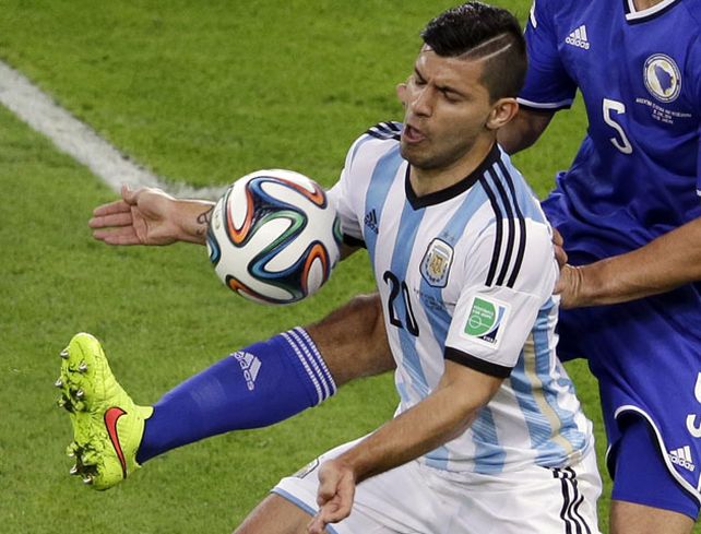 Los locos peinados de los futbolistas en Brasil