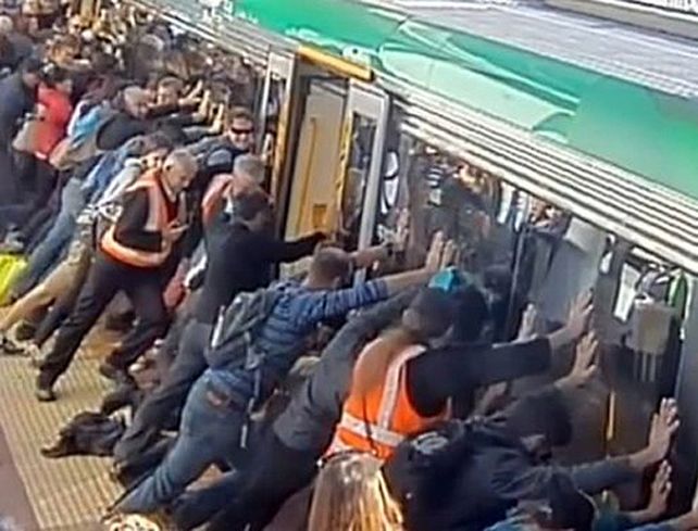 El vídeo muestra a decenas de personas corriendo para ayudar a liberar al hombre.