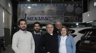 De izquierda a derecha: Leonardo, Cristián y Héctor Serqueira, junto a Ricardo Piccoli y Noemí Bruno, al frente de Amenabar.