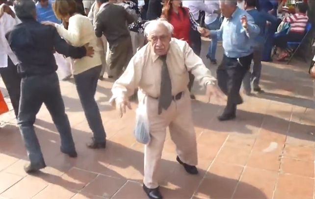 El video del abuelo que tira las muletas y se pone a bailar causa furor en Facebook