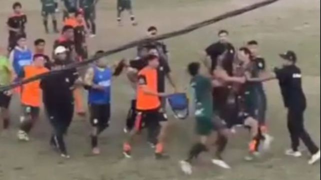 Locura total. Un jugador agarró un arma blanca e intentó herir a un rival.