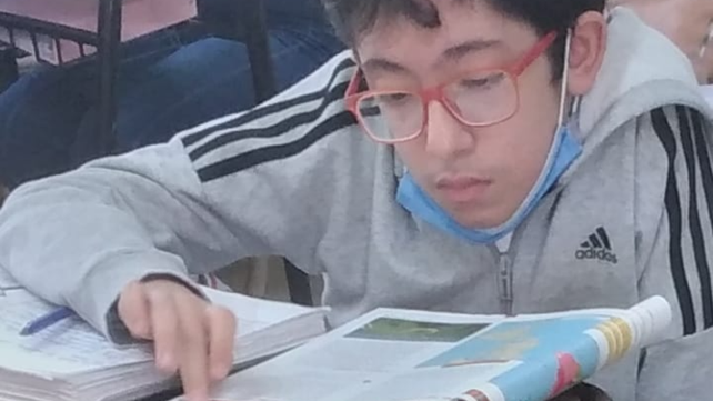 Lucio en el salón de su curso&nbsp; del colegio Nª 515 en Villa Gobernador Gálvez.
