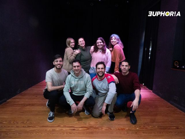 El elenco de la obra Salvajes junto con la directora Jésica Blanco.