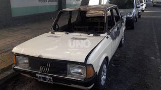 Incendiaron un auto frente a la sede de un juzgado de familia